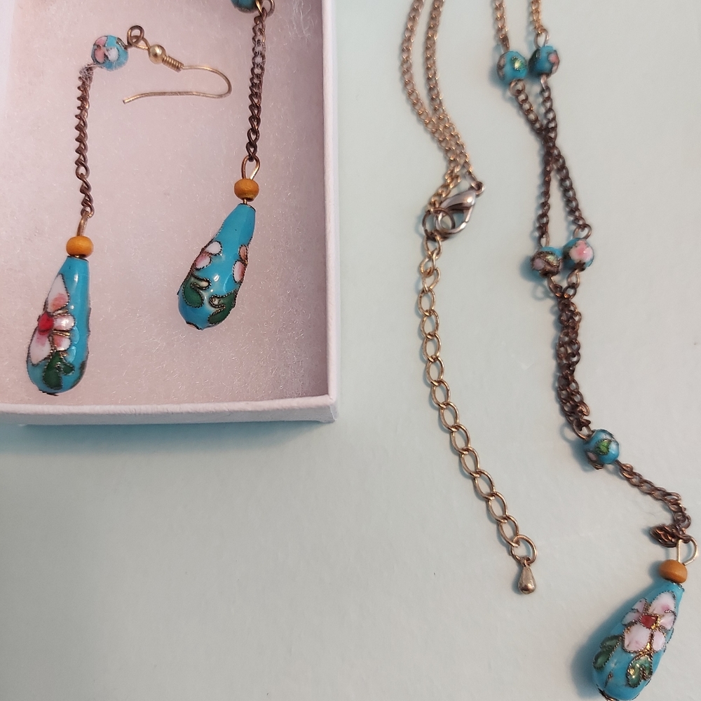 Set dangling  earrings and adjustable size necklace,   lil flowers on them